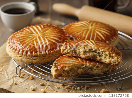 一款漂亮的厚烤布列塔尼薄餅，表面有光澤的十字紋，切面酥脆。 138172768