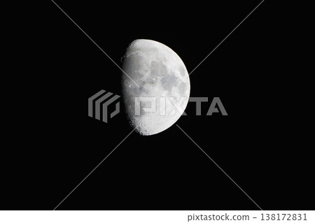 一輪彎月懸掛在夜空中,月牙邊緣的環形山構成了一幅美麗的星空景象。 一輪彎月懸掛在夜空中,月牙邊緣的環形山構成了一幅美麗的星空景象。 138172831
