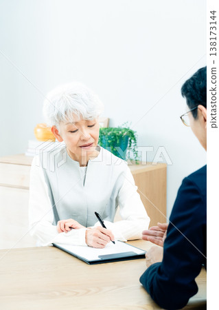 一位老婦人正在聽銷售員的講解 138173144