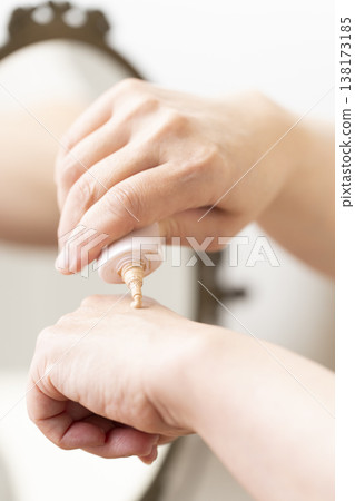 一位女士正在化妝。 一位女士正在化妝。 138173185