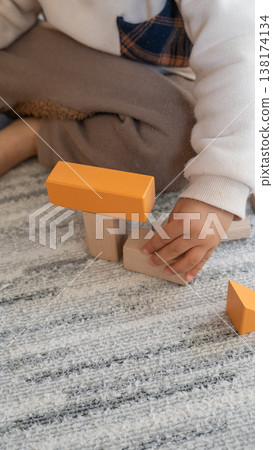 一張幼兒玩積木的垂直圖 一張幼兒玩積木的垂直圖 138174134