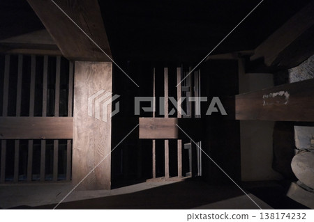 昏暗的木質建築內部和大門；光影交錯的日式空間。 138174232