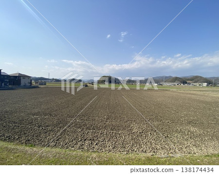 The rural landscape of Mihara City, Hiroshima Prefecture, and farmland stretching out under the blue spring sky. 138174434