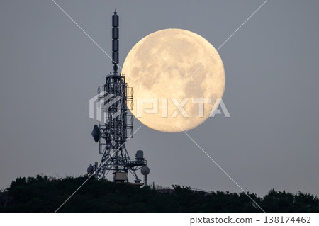 Motobu Town, Kunigami District, Okinawa Prefecture: Full moon and radio tower on a mountain in February 2026. Motobu Town, Kunigami District, Okinawa Prefecture: Full moon and radio tower on a mountain in February 2026. 138174462
