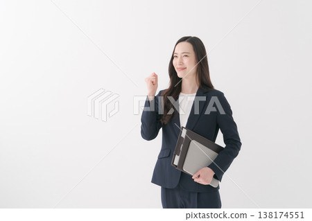 微笑的女商人做拳頭泵 138174551