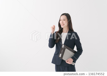 微笑的女商人做拳頭泵 微笑的女商人做拳頭泵 138174552
