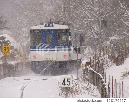 火車駛過飄落的雪花。 火車駛過飄落的雪花。 138174557