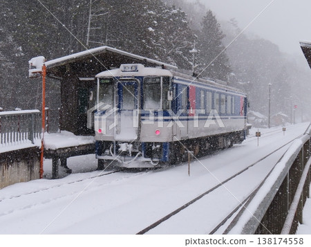 一列被雪覆蓋的火車 一列被雪覆蓋的火車 138174558