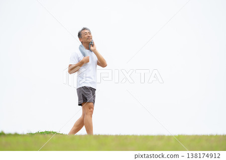 男人在河岸行走 138174912