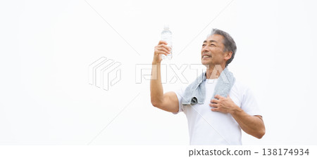 一名男子正在用塑膠瓶喝水。 138174934