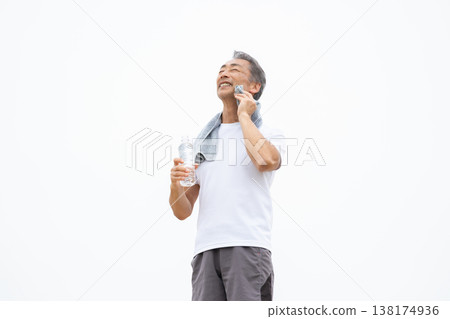 一名男子正在用塑膠瓶喝水。 138174936