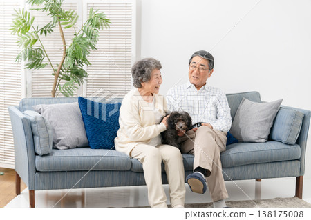 一對老年夫婦在客廳和他們的狗玩耍 138175008