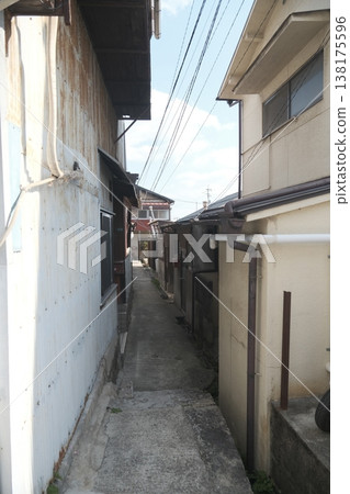 Narrow alleyways and old houses in Japanese residential areas 138175596