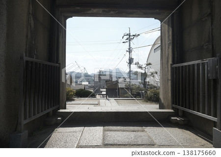 透過大門可以看到日本城鎮風光和遠處的山脈。 透過大門可以看到日本城鎮風光和遠處的山脈。 138175660