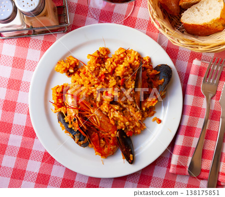 Paella de mariscos with shrimps and mussels Paella de mariscos with shrimps and mussels 138175851