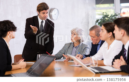 Businessman holding meeting for senior managers in meeting room Businessman holding meeting for senior managers in meeting room 138175956