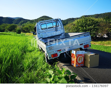 一輛輕型卡車,車輪掉了。 一輛輕型卡車,車輪掉了。 138176097