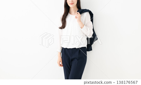 站著看著相機的女商人 站著看著相機的女商人 138176567