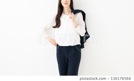 站著看著相機的女商人 站著看著相機的女商人 138176568