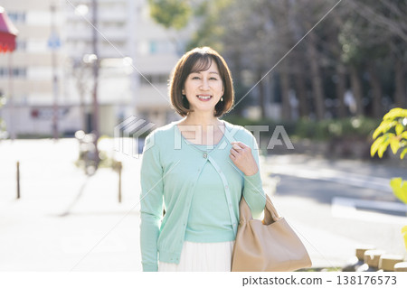 一位五十歲出頭的女士面帶微笑,直視鏡頭。 一位五十歲出頭的女士面帶微笑,直視鏡頭。 138176573