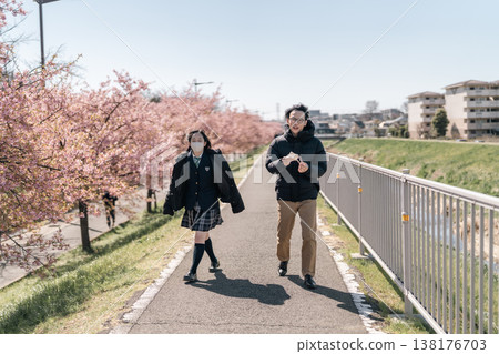 春意盎然,萬象更新:學生們沿著櫻花盛開的街道走向學校,大人們在一旁注視著他們。 春意盎然,萬象更新:學生們沿著櫻花盛開的街道走向學校,大人們在一旁注視著他們。 138176703
