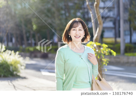 一位五十歲出頭的女士面帶微笑，直視鏡頭。 138176740