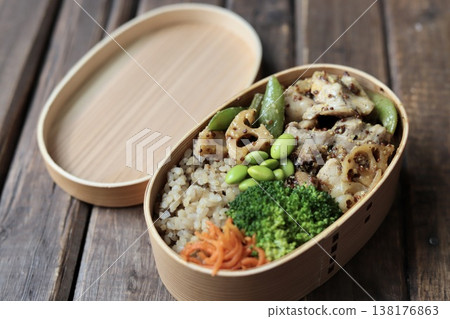 一份健康的便當盒,裡面有芥末雞肉和大量蔬菜,熱量低於500卡路里。 一份健康的便當盒,裡面有芥末雞肉和大量蔬菜,熱量低於500卡路里。 138176863