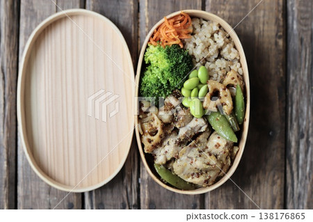 一份健康的便當盒,裡面有芥末雞肉和大量蔬菜,熱量低於500卡路里。 一份健康的便當盒,裡面有芥末雞肉和大量蔬菜,熱量低於500卡路里。 138176865