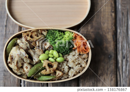 一份健康的便當盒，裡面有芥末雞肉和大量蔬菜，熱量低於500卡路里。 138176867