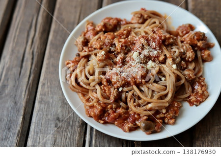 用糙米麵製作的無麩質肉醬義大利麵 用糙米麵製作的無麩質肉醬義大利麵 138176930