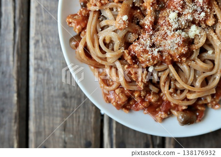 用糙米麵製作的無麩質肉醬義大利麵 138176932