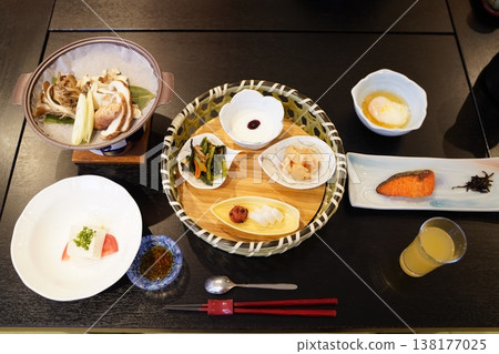 在日式旅館享用早餐 138177025
