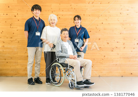 護理機構中的老年男女,以及男性語言治療師和物理治療師(日間照顧中心、療養院) 護理機構中的老年男女,以及男性語言治療師和物理治療師(日間照顧中心、療養院) 138177046