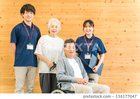 護理機構中的老年男女,以及男性語言治療師和物理治療師(日間照顧中心、療養院) 護理機構中的老年男女,以及男性語言治療師和物理治療師(日間照顧中心、療養院) 138177047