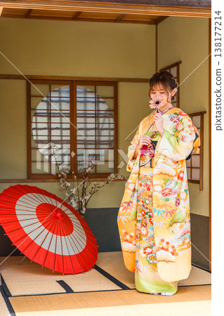 一位身穿振袖和服的日本年輕女子在日式房間（成年禮、20歲生日慶祝活動） 138177214