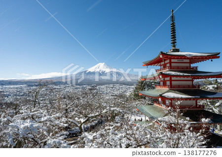 白雪皚皚的紀念塔和富士山 白雪皚皚的紀念塔和富士山 138177276