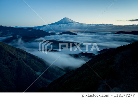 富士山沐浴在晨曦中,雲海環繞(側面視圖) 富士山沐浴在晨曦中,雲海環繞(側面視圖) 138177277