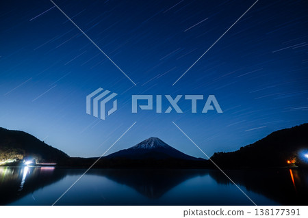 繁星點點的夜晚，富士山 138177391