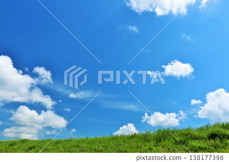 湛藍的天空和草原景色令人心曠神怡。 138177398