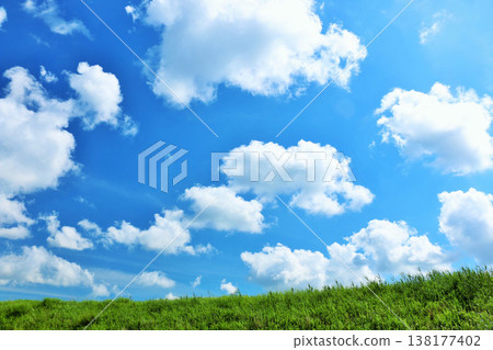 湛藍的天空和草原景色令人心曠神怡。 138177402