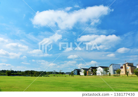 清新的藍天和公園在城市 138177430