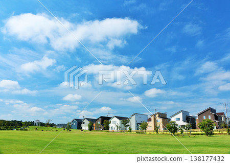 清新的藍天和公園在城市 清新的藍天和公園在城市 138177432