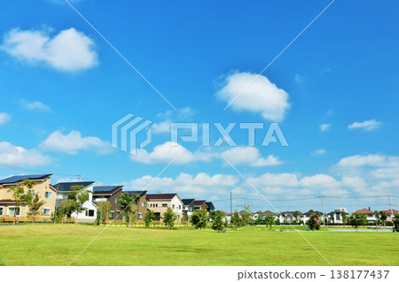 清新的藍天和公園在城市 138177437