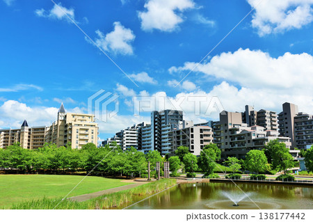 刷新的藍天和公寓風景在城市 138177442
