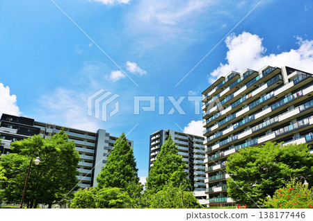 刷新的藍天和公寓風景在城市 138177446