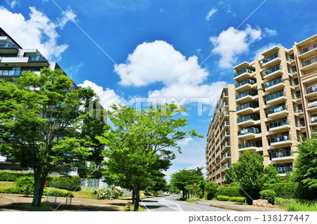 刷新的藍天和公寓風景在城市 刷新的藍天和公寓風景在城市 138177447