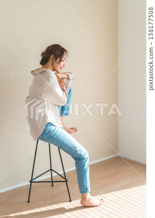 一位時尚女性抱著膝蓋低頭（模特，時尚攝影，美容） 138177508