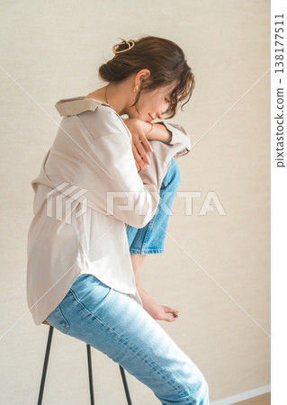 一位時尚女性抱著膝蓋低頭（模特，時尚攝影，美容） 138177511