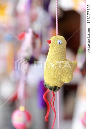 Hanging dolls, a traditional craft from the countryside, exude a simple and rustic atmosphere. 138177595