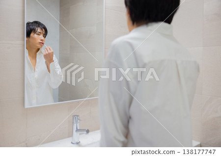 男人在浴室刷牙 男人在浴室刷牙 138177747